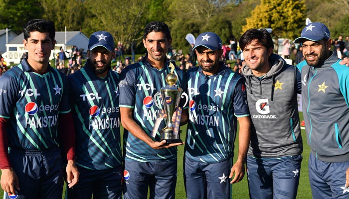 Pakistans (L-R) Naseem Shah, Haris Rauf, Shahnawaz Dahani, Babar Azam, Mohammad Wasim and Khushdil Shah pose with the trophy after winning the Twenty20 tri-series final cricket match between New Zealand and Pakistan at Hagley Oval in Christchurch on October 14, 2022. — AFP/File