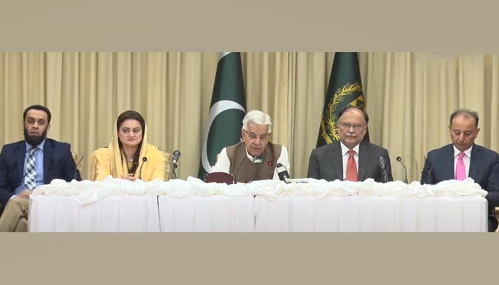 (L to R) Special Assistant to the Prime Minister Attaullah Tarar, Minister for Information and Broadcasting Marriyum Aurangzeb, Defence Minister Khawaja Muhammad Asif, Planning Minister Ahsan Iqbal, and Minister of State for Petroleum Musadik Malik at a press conference in Islamabad. — Screengrab/YouTube/PTV News