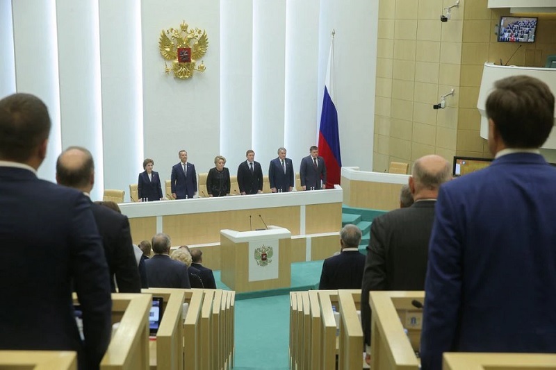 روس کی فیڈریشن کونسل کے ارکان، پارلیمنٹ کے ایوان بالا، ماسکو، روس میں 4 اکتوبر، 2022 کو یوکرین کے ڈونیٹسک، کھیرسن، لوہانسک اور زاپوریزہیا کے علاقوں کو روس میں ضم کرنے سے متعلق قانون سازی کی توثیق کے لیے ایک اجلاس میں شرکت کر رہے ہیں۔ — رائٹرز