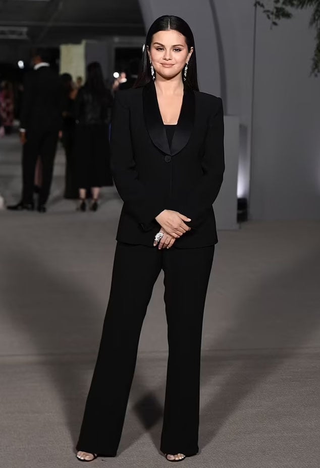 Selena Gomez looks drop dead gorgeous in black at the Academy