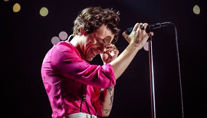 Harry Styles gets hit with a bottle during Chicago concert, says ‘that’s unfortunate’