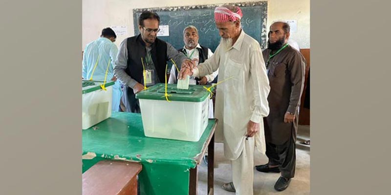 An elderly man casts his vote at a polling station in Karachis Malir-II constituency, on October 16, 2022. — ECP