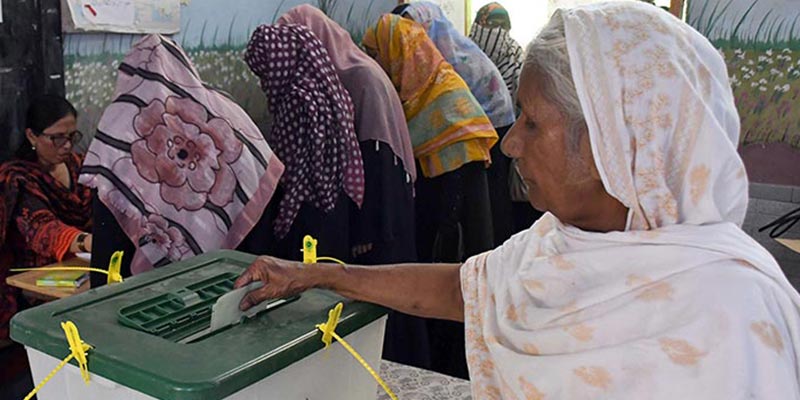 کراچی میں 16 اکتوبر 2022 کو ضمنی انتخابات کے دوران بزرگ شہری ووٹنگ کے عمل میں حصہ لے رہے ہیں۔ — آن لائن