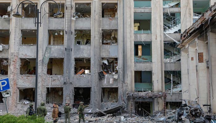 16 اکتوبر 2022 کو روسی کنٹرول والے یوکرین کے ڈونیٹسک میں یوکرین-روس تنازعہ کے دوران حالیہ گولہ باری سے متاثرہ شہری انتظامیہ کی عمارت کو ایک منظر دکھاتا ہے۔ — رائٹرز/فائل