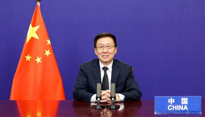 چینی نائب وزیر اعظم ہان ژینگ، جو کمیونسٹ پارٹی آف چائنا کی مرکزی کمیٹی کے پولیٹیکل بیورو کی اسٹینڈنگ کمیٹی کے رکن بھی ہیں، 11 جنوری 2021 کو چین کے دارالحکومت بیجنگ میں ون پلینٹ سمٹ سے ویڈیو لنک کے ذریعے خطاب کر رہے ہیں۔ — ژنہوا