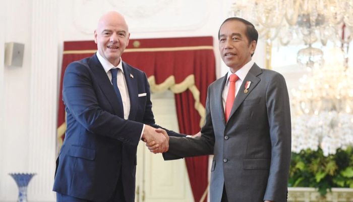 Indonesian President Joko Widodo shakes hands with FIFA?s president Gianni Infantino during their meeting at the Merdeka Palace in Jakarta, Indonesia, October 18, 2022, in this photo taken by Antara Foto.— Reuters