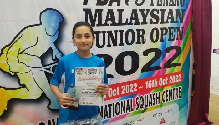 Pakistans 11-year-old squash player Mahnoor Ali poses with her certificate. — Pakistan Squash Federation