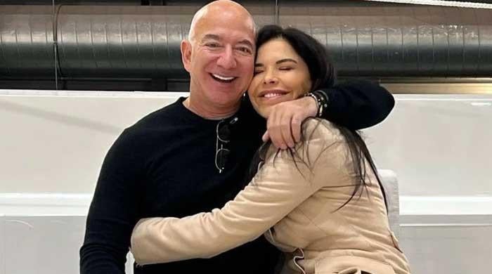 Jeff Bezos, Lauren Sanchez seen getting cozy on romantic lunch date in ...