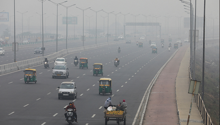 نئی دہلی، انڈیا، 2 دسمبر 2021 کو ایک دھواں دار صبح ایک ہائی وے پر گاڑیاں نظر آ رہی ہیں۔ - رائٹرز
