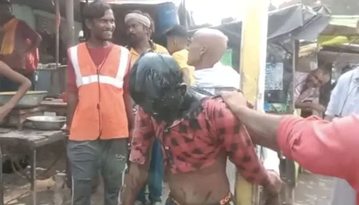Pria Dalit dipukuli, dipermalukan setelah dituduh mencuri