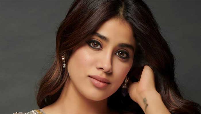 Janhvi Kapoor spotted with ex-boyfriend Shikhar Pahariya in car