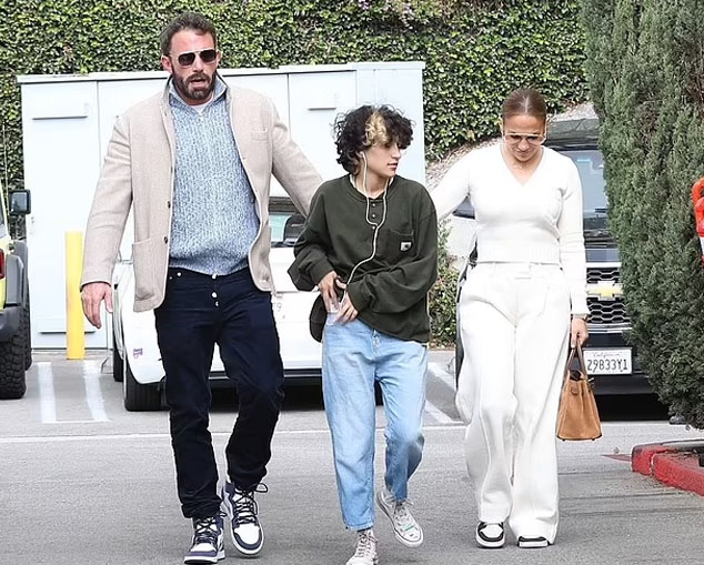 Jennifer Lopez, Ben Affleck enjoy cowboy hat shopping ahead of Halloween