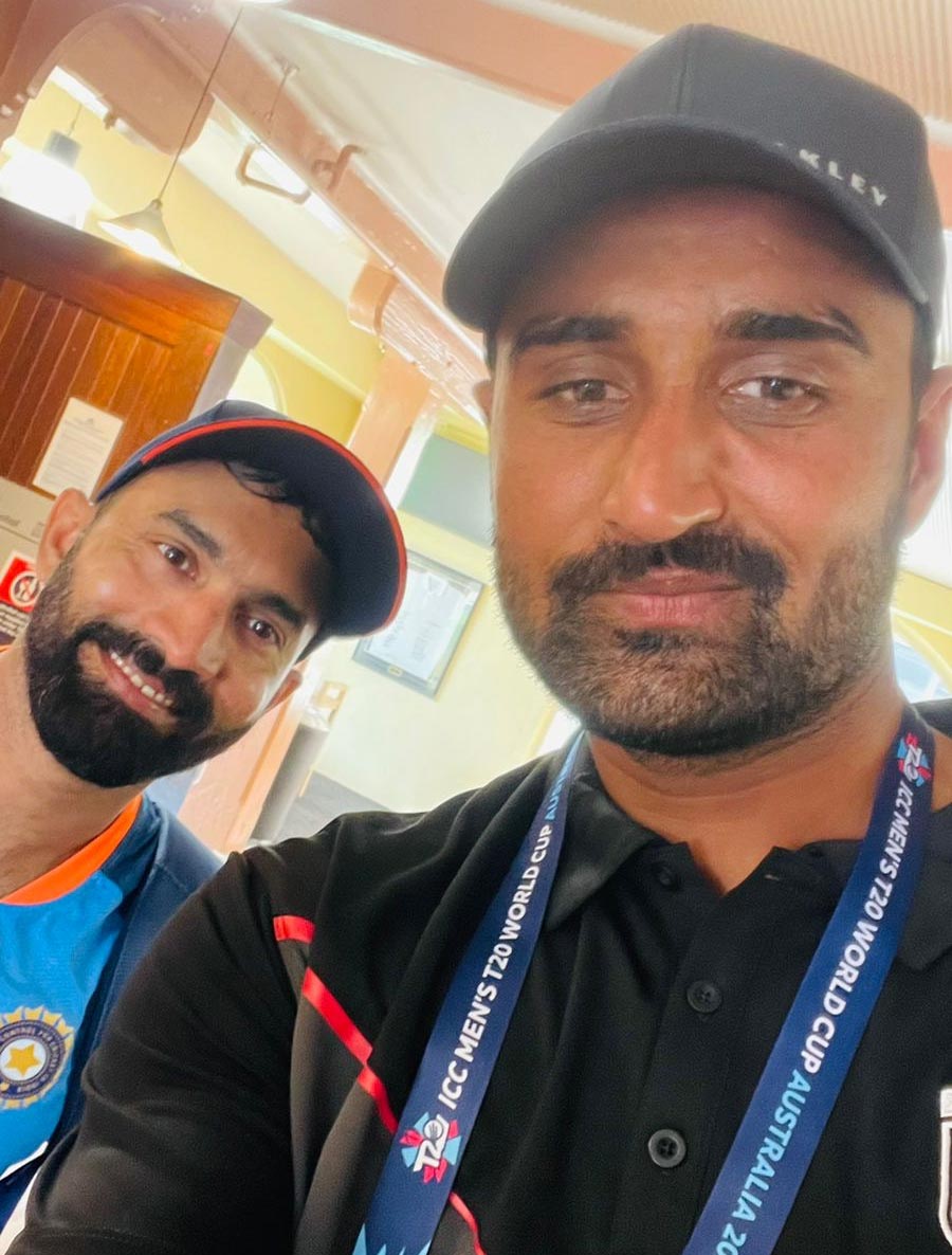 Pakistan pacer Muhammad Irfan Jr taking a picture with India cricketer Dinesh Karthik at Sydney Cricket Ground on October 25, 2022. — Provided by the reporter  