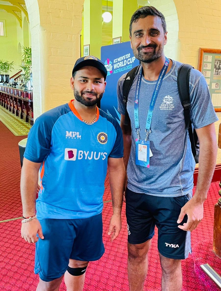 Pakistan pacer Muhammad Irfan Jr taking a picture with India cricketer Rishabh Pant at Sydney Cricket Ground on October 25, 2022. — Provided by the reporter  