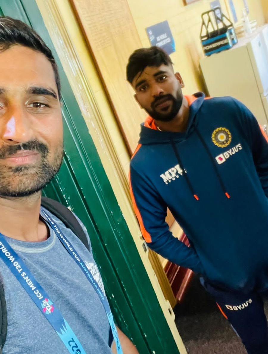 Pakistan pacer Muhammad Irfan Jr taking a picture with India's Mohammed Siraj at Sydney Cricket Ground on October 25, 2022. — Provided by the reporter  