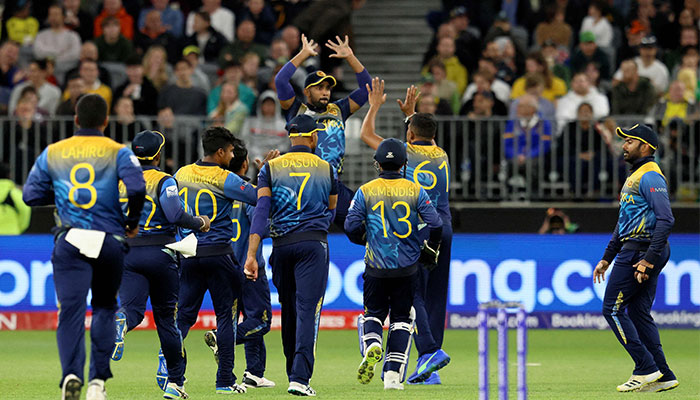 Sri Lankan players celebrates the dismissal of Australia´s David Warner during the ICC men´s Twenty20 World Cup 2022 cricket match between Australia and Sri Lanka at Perth Stadium on October 25, 2022 in Perth. — AFP