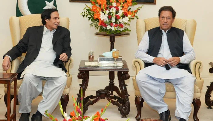 CM Punjab Pervaiz Elahi (L) and PTI chief Imran Khan. — Punjab Government