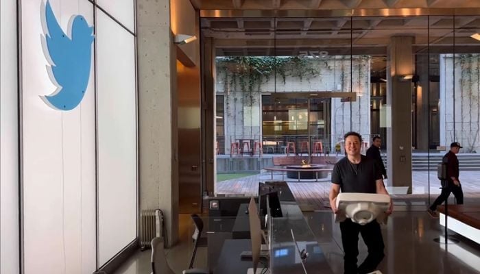 Elon Musk holding a sink.— Screengrab via Twitter