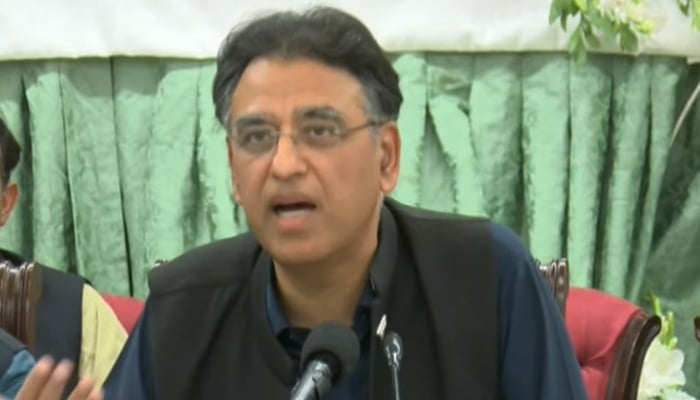 PTI  Secretary-General Asad Umar addressing a press conference in Lahore, on October 27, 2022. — YouTube/HumNewsLive