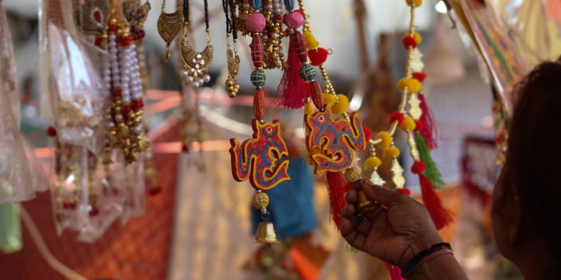 خواتین شری سوامی نارائن مندر میں ایک اسٹال پر آرائشی اشیاء تلاش کر رہی ہیں۔  - مصنف کے ذریعہ تصویر
