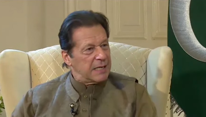 پی ٹی آئی کے سربراہ اور سابق وزیر اعظم عمران خان 27 اکتوبر 2022 کو نجی ٹی وی چینل پر ایک انٹرویو کے دوران گفتگو کر رہے ہیں۔