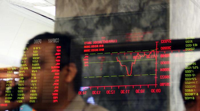 Pakistan stocks shed 462 points as political worries deepen