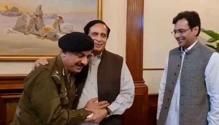 (From left to right) Lahore CCPO Ghulam Dogar, Chief Minister of Punjab Chaudhry Pervaiz Elahi, and former federal minister Moonis Elahi. — Screengrab