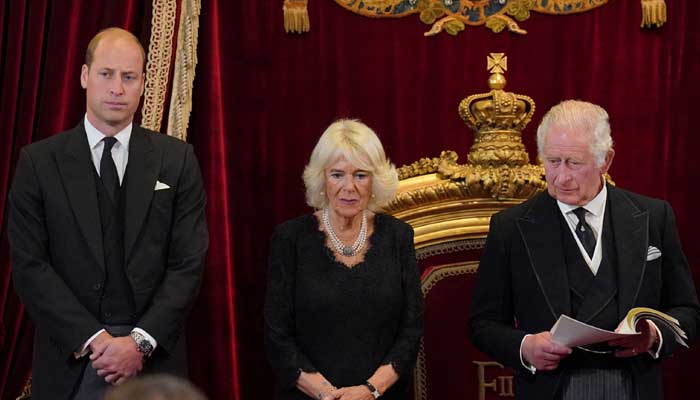 Raja Charles, William tampak gugup menunggu memoar Pangeran Harry