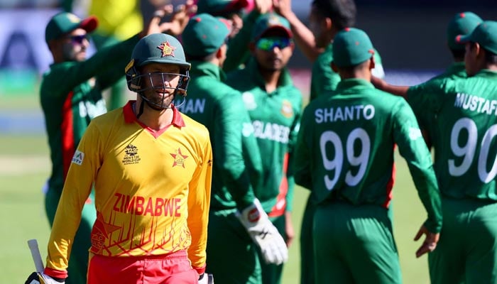 Bangadesh players celebrate the wicket of Zimbabwe´s Craig Ervine (L) as he leaves the field during the ICC men´s Twenty20 World Cup 2022 cricket match between Bangladesh and Zimbabwe at The Gabba on October 30, 2022 in Brisbane. — AFP