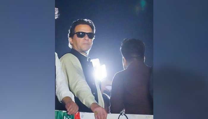 Mengapa Imran Khan memakai kacamata di malam hari?  Netizen penasaran