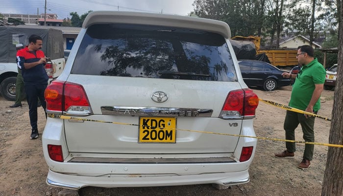 Pakistani investigators examine the car in which senior journalist Arshad Sharif was killed in a shooting near Kenyas capital Nairobi. —Jang/Geo Exclusive.