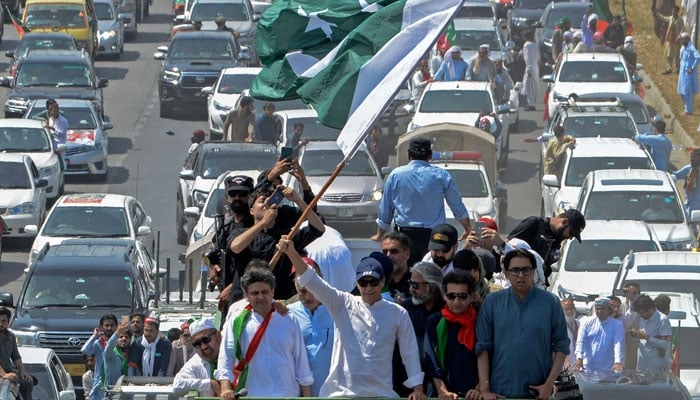 پی ٹی آئی کے چیئرمین عمران خان 25 مئی کے مارچ کے دوران پارٹی کے حامیوں کی قیادت کر رہے ہیں۔  — اے ایف پی/فائل