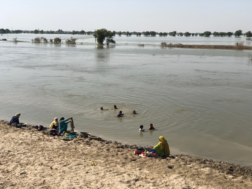 On the bank of MNVD, where the women and children bathe, wash their utensils, their clothes, and period clothes. — Photo by author