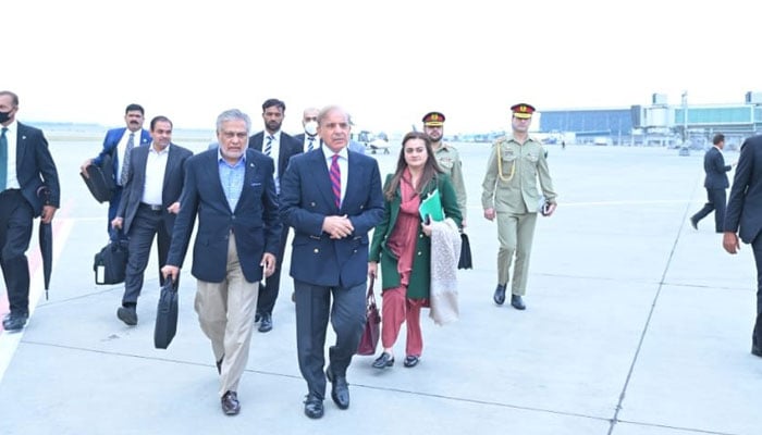 Finance Minister Ishaq Dar, Information Minister Marriyum Aurangzeb with Prime Minister Shehbaz Sharif. — Twitter/PTV