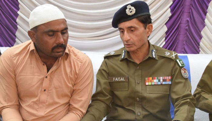 IG Punjab Police Faisal Shahkar condoling a family member of a martyred policeman. — Twitter