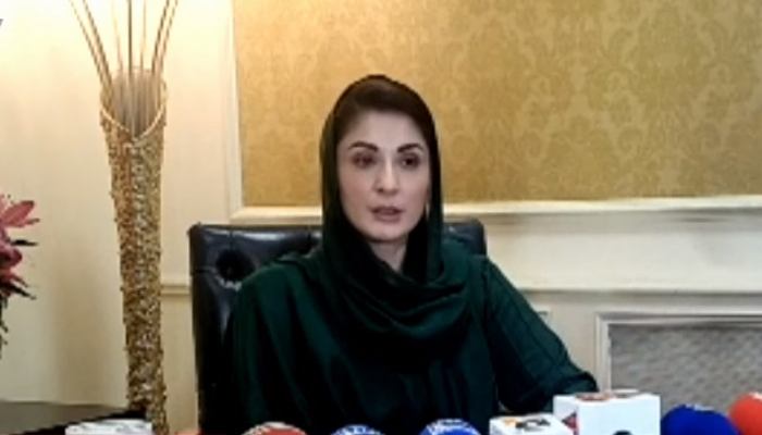 مسلم لیگ ن کی نائب صدر مریم نواز لندن میں پریس کانفرنس کر رہی ہیں۔  - یوٹیوب/ ہم نیوز لائیو کے ذریعے اسکرین گراب