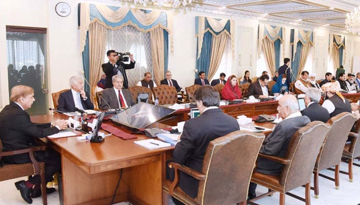 وزیر اعظم شہباز شریف وفاقی کابینہ کے اجلاس کی صدارت کر رہے ہیں اس تصویر میں۔  - اے پی پی/فائل
