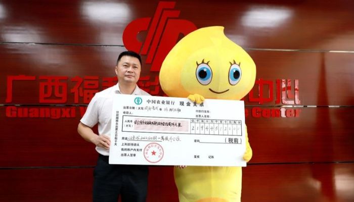 Li hid himself by wearing a character costume when he visited the office to collect his money.—Guangxi Welfare Lottery Center
