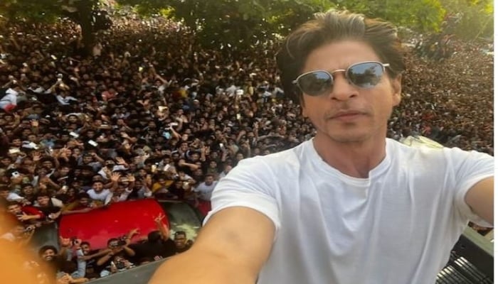Shah Rukh Khan writes a heartfelt note for his fans