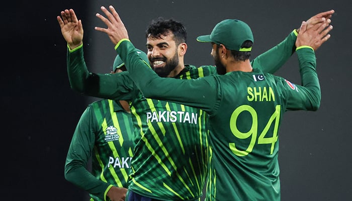 Pakistans Shadab Khan (C) reacts with teammates after dismissing South Africas Aiden Markram during the 2022 ICC Twenty20 World Cup cricket tournament match between Pakistan and South Africa at the Sydney Cricket Ground (SCG) on November 3, 2022. — AFP