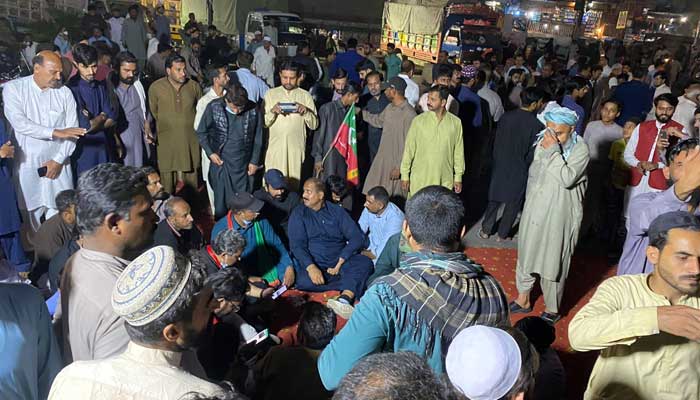 PTIs protesters gathered at the Shadara Mor Chowk in Lahore. — PTI Lahore/@PTIOfficialLHR