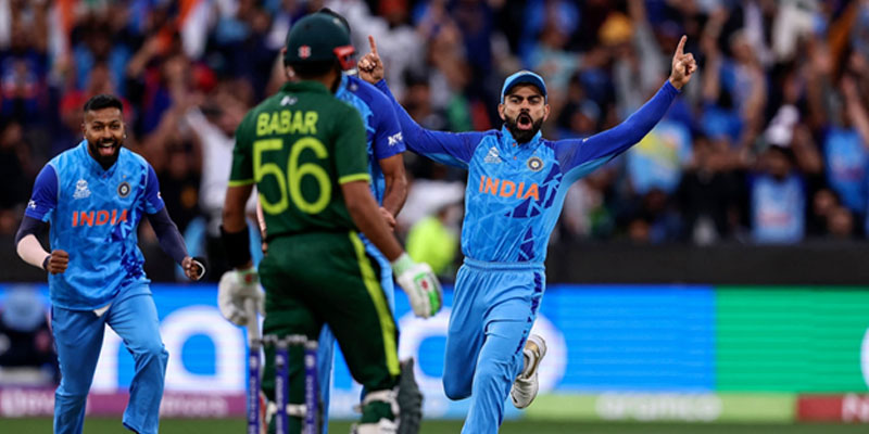 India´s Arshdeep Singh (C) celebrates the wicket of Pakistan´s Babar Azam during their ICC T20 World Cup 2022 cricket against India at Melbourne Cricket Ground in Melbourne on October 23, 2022. — AFP
