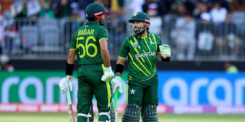 Pakistan´s Muhammad Rizwan talks to Babar Azam between the over during the ICC men´s Twenty20 World Cup 2022 match against the Netherlands at the Perth Stadium on October 30, 2022. AFP
