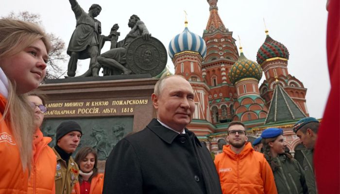 Russian President Vladimir Putin speaks with members of public associations, youth and volunteer organizations during a flower-laying ceremony at the monument to Kuzma Minin and Dmitry Pozharsky while marking Russias Day of National Unity in Red Square in central Moscow, Russia November 4, 2022.— Reuters