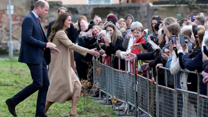 Kate and William win hearts as they pose for selfies with fans in Scarborough