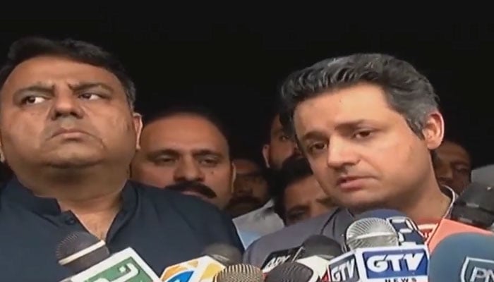 Hammad Azhar talking to the media on November 5, 2022. Screenshot of a Twitter video.