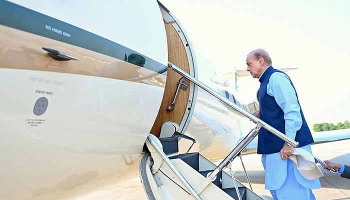 اس نامعلوم تصویر میں وزیر اعظم شہباز شریف پاک فضائیہ کے طیارے میں سوار ہیں۔  - اے پی پی / فائل