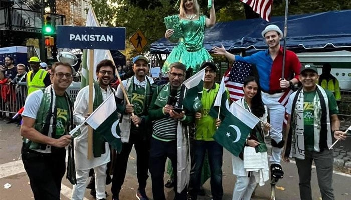 Pakistanis hold national flags during the New York Marathon. — Geo News