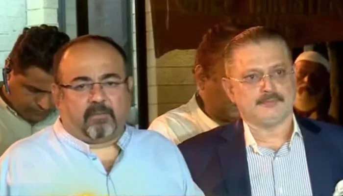 ایم کیو ایم کے ایم پی اے خواجہ اظہار الحسن اور سندھ کے وزیر اطلاعات شرجیل انعام میمن۔  - اسکرین گریب/جیو نیوز/یوٹیوب