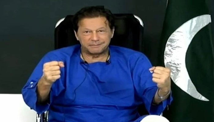 عمران خان شوکت خانم ہسپتال لاہور میں ٹیلی ویژن پیغام میں گفتگو کر رہے ہیں۔  ٹویٹر ویڈیو کا اسکرین شاٹ۔